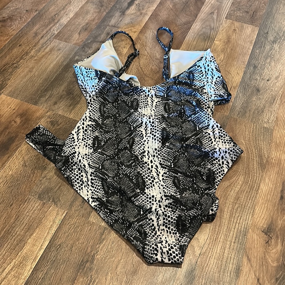 Aerie Snakeskin One Piece Swimsuit sz M - Picture 7 of 7